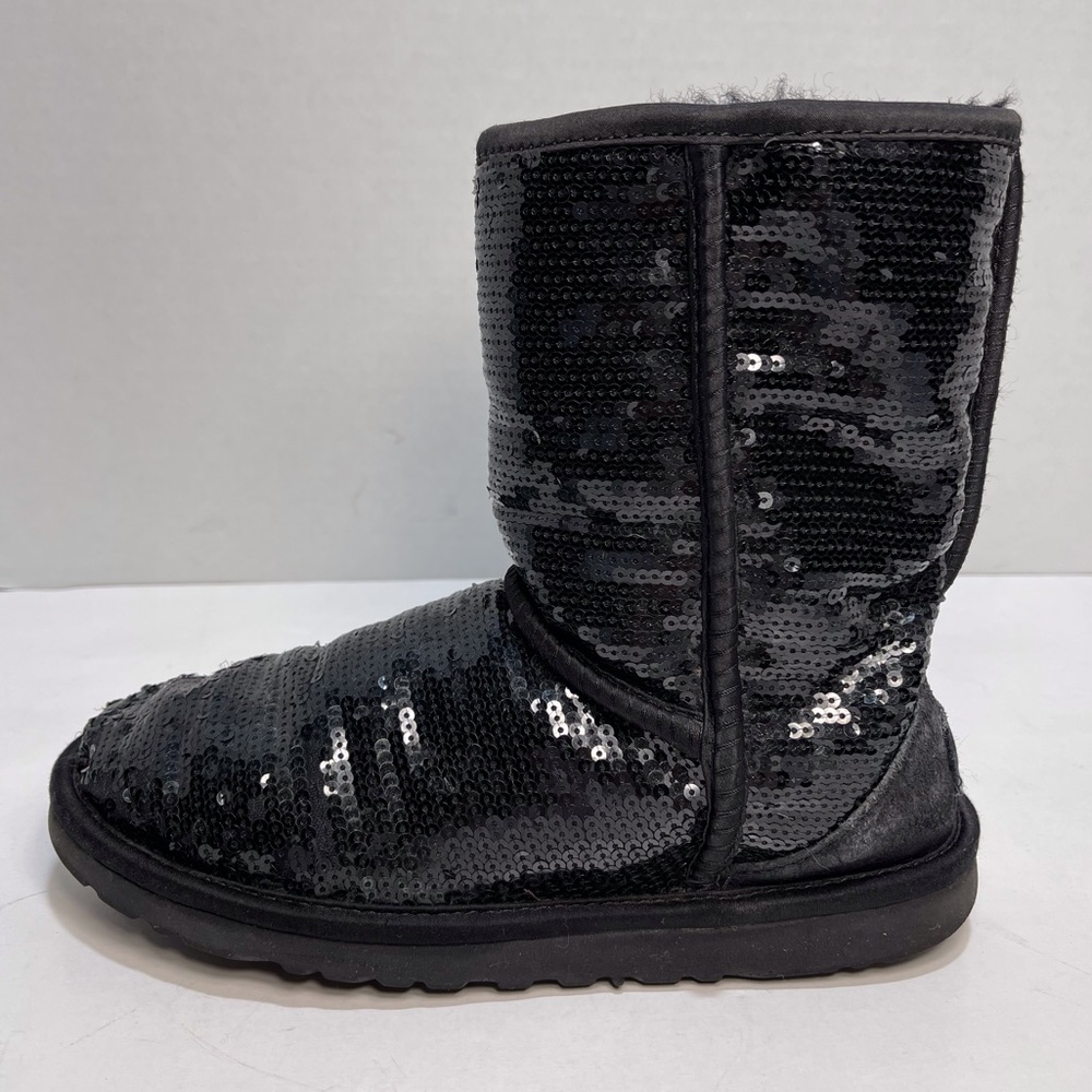 UGG 3161 Classic Short Black Sequin Sparkle Sheepskin Lined Boots Women’s Size 5
